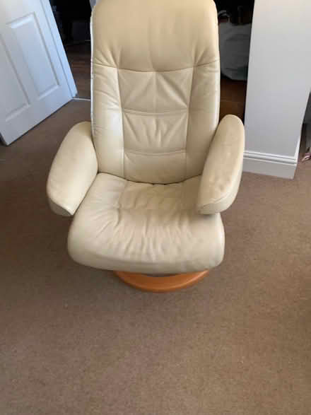 Photo of free Cream leather recliner chair (Hoddesdon SG13) #2