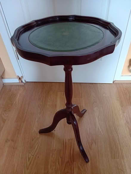 Photo of free Plant /Ornament Stand (Northcourt OX14) #1