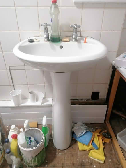 Photo of free Basin and pedestal (SE19) #3