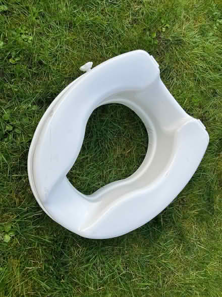 Photo of free Plastic toilet seat riser (Walton-on-Thames KT12) #1