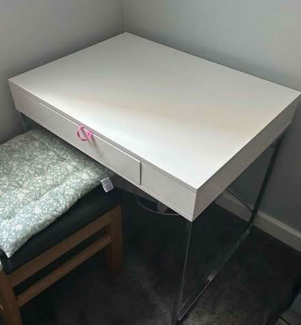 Photo of free White writing desk/ dressing table (Leicester LE1) #1