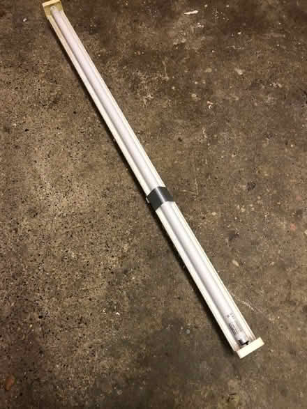 Photo of free 3 fluorescent light units 4ft long (Pound Hill RH10) #1