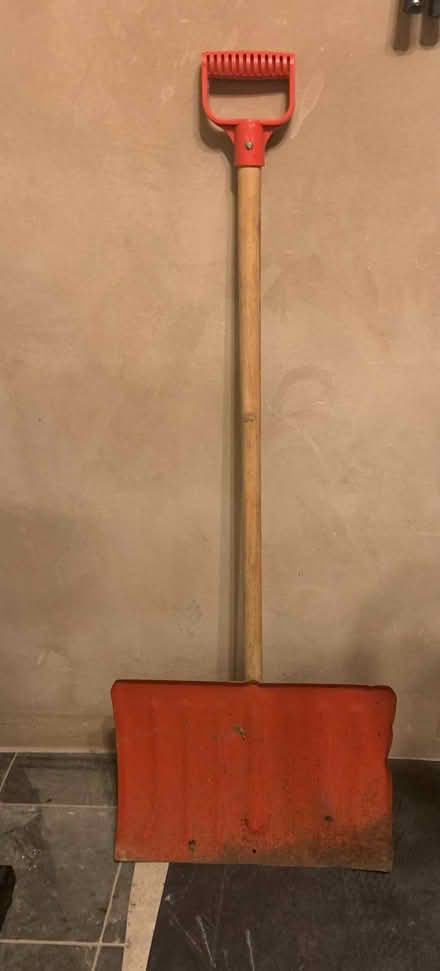 Photo of free Snow Shovel (Eve Hill DY1) #1