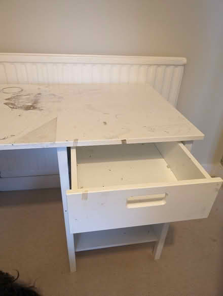 Photo of free White desk (Fortis Green N2) #4
