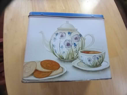 Photo of free biscuit tin (AB24) #1