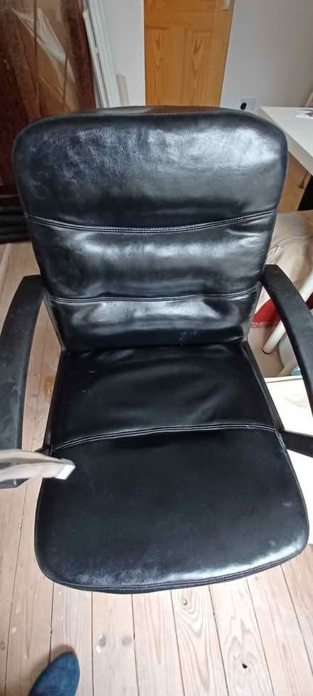 Photo of free Very comfortable Office chair. Lift and swivel function. (Gallowstree Elm DY7) #2