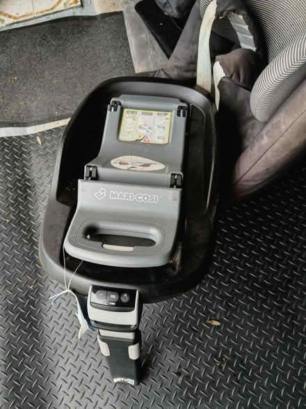 Photo of free Maxi Cosi Pearl car seat and Isofix (SS16) #2
