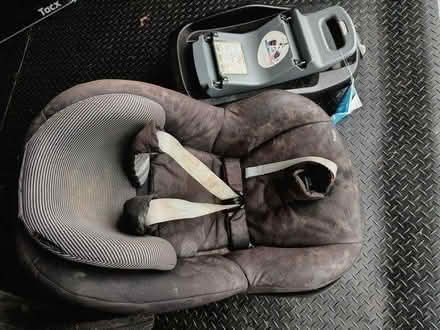 Photo of free Maxi Cosi Pearl car seat and Isofix (SS16) #1