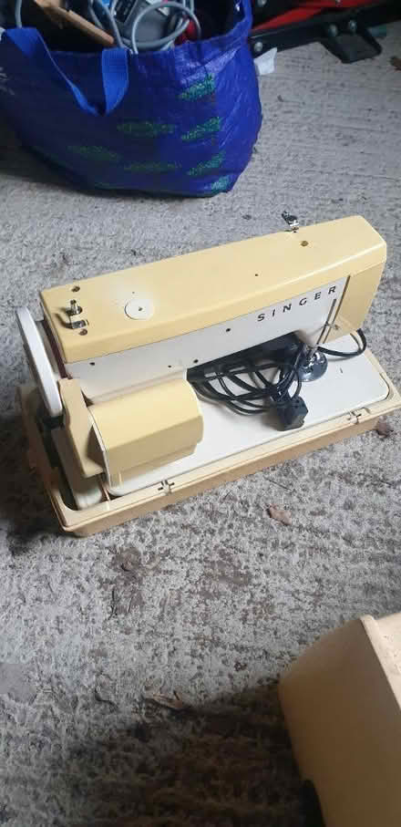 Photo of free Singer sewing machine (Upper arncott OX25) #1