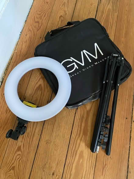 Photo of free Led ring light with tripod (Spring Hill) #1