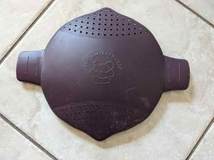 Photo of free Pampered Chef lid (Kolmar and Cleveland in Skokie) #1
