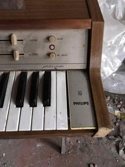 Photo of free Vintage electric keyboard (L18 off Penny Lane) #2