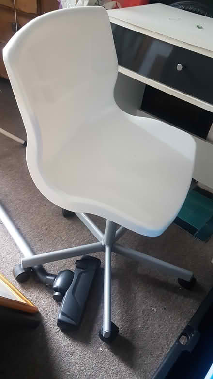 Photo of free White Desk & Office Chair (Chiswick Park Station) #3
