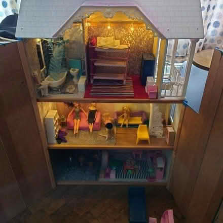 Photo of free Dolls house (contents not included) (Cainscross Rd nr Homebase) #4