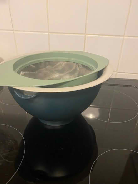 Photo of free Mixing bowls, colander and sieve (Islington Green (N1)) #1