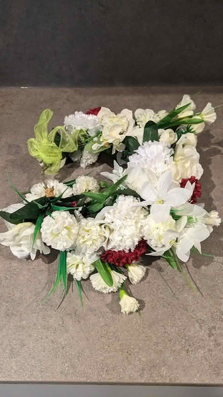 Photo of free Crown of artificial flowers (W3) #1
