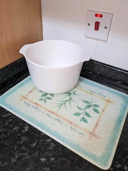 Photo of free Ceramic bowl and glass cutting board (Headington OX3) #1