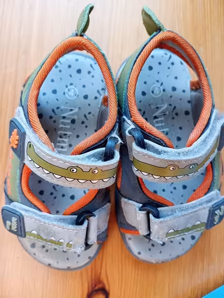 Photo of free Size 4 kids/toddler shoes (HP13 Terriers near RGS) #2