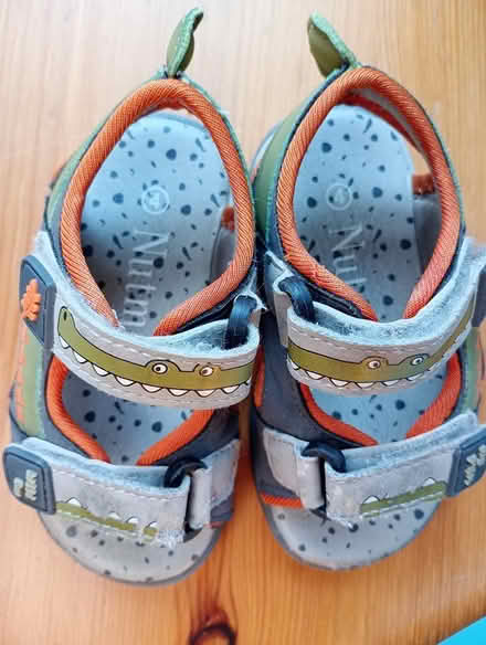 Photo of free Size 4 kids/toddler shoes (HP13 Terriers near RGS) #2