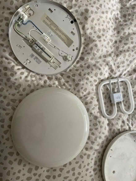 Photo of free 2d bathroom light with bulb (BN15 lancing) #1