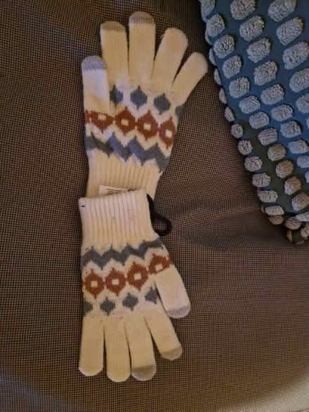 Photo of free Gloves with touch screen sensitivity (Linslade LU7) #1