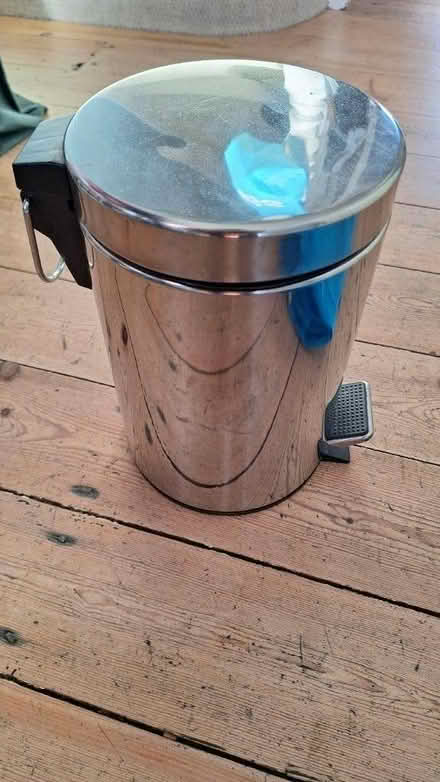 Photo of free Small Bin (South Wimbledon / Merton SW19) #1
