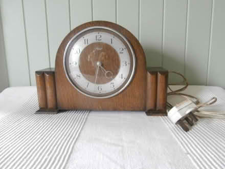 Photo of free Smith's Art Deco Oak Mantle Clock (Maxton TD6) #1