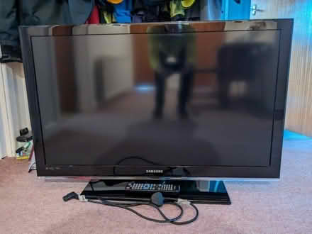 Photo of free TV (Halton LA2) #1