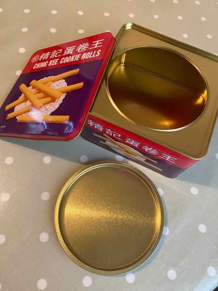 Photo of free Empty biscuit tin with round inner lid (Hatch Warren RG22) #1