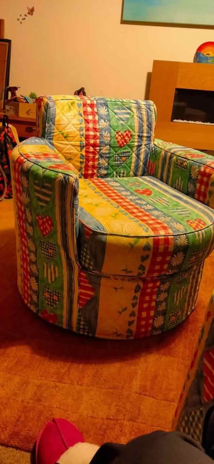 Photo of free children's armchair and footstool with two covers (Top Amersham HP6) #4