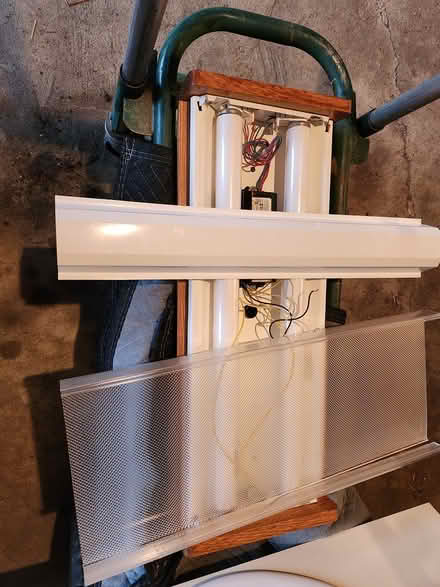Photo of free fluorescent light fixture,hard wire (virgil) #2