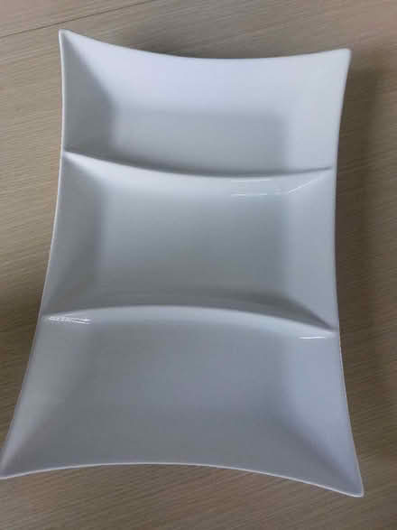 Photo of free 3 section rectangular porcelain dish (Beetham LA7) #1