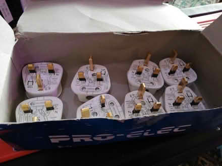 Photo of free box of 8 13A plugs (Meole Brace SY3) #1