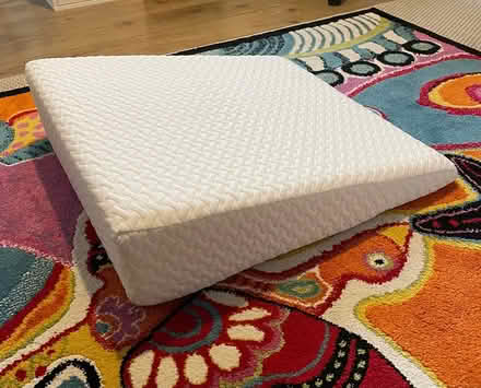 Photo of free Wedge support pillow (Abingdon) #1