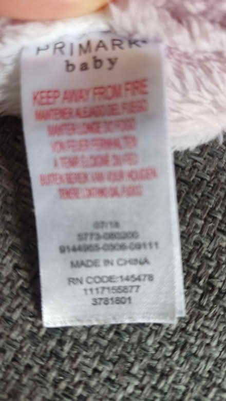 Photo of free Pink and white fleece baby blanket with swan applique (Stirchley B29) #3