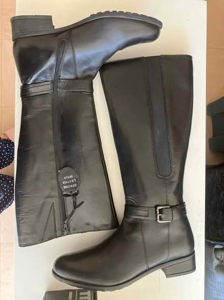 Photo of free Knee-high boots-size 8 (SE17) #1