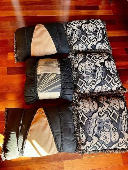 Photo of free 6 decorative pillows black/tan (Hwy 101 South toward Woodruff) #1