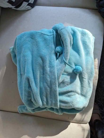 Photo of free Women's XS Hooded Bath robe (Olympic Hills) #1