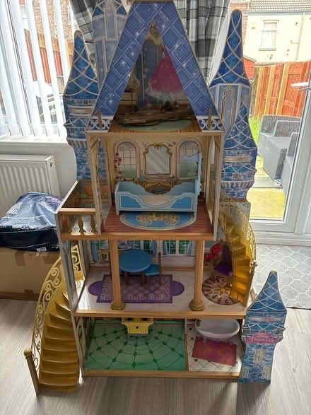 Photo of free Large dolls house (L6) #1