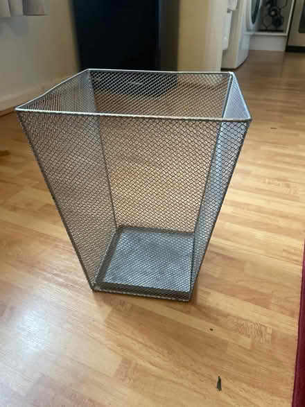 Photo of free Waste paper basket (SW17) #1