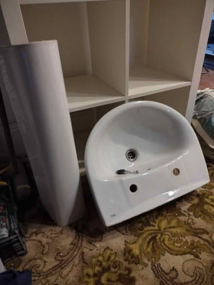 Photo of free sink and pedestal (Bacup) #1