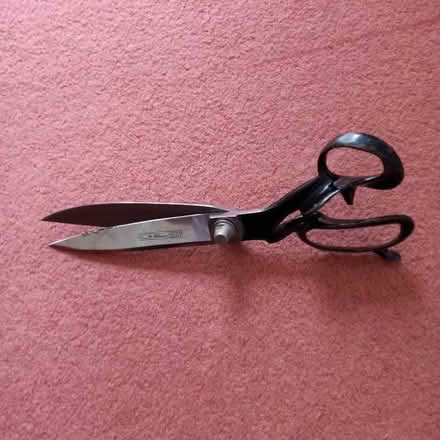 Photo of free Fabric shears. (DA4) #1