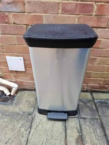 Photo of free Well used kitchen pedal bin (RG5 Woodley) #1