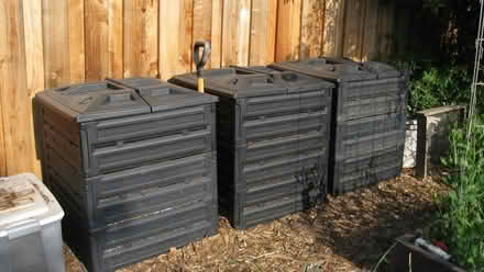 Photo of Smith & Hawkin compost bin (West Berkeley) #1