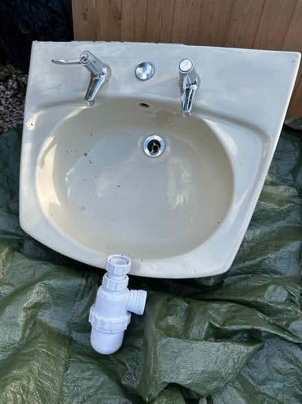 Photo of free Toilet and pedestal basin (Shaldon) #3