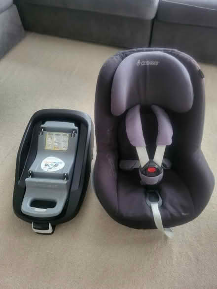 Photo of free Car seat & isofix base (Weybridge KT13) #1