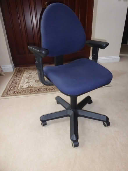 Photo of free Blue office chair on castors (Beaconsfield HP9) #1