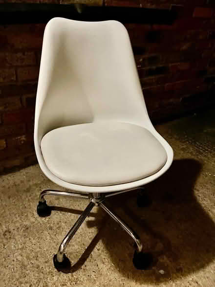 Photo of free White swivel chair (Teddington TW11) #1