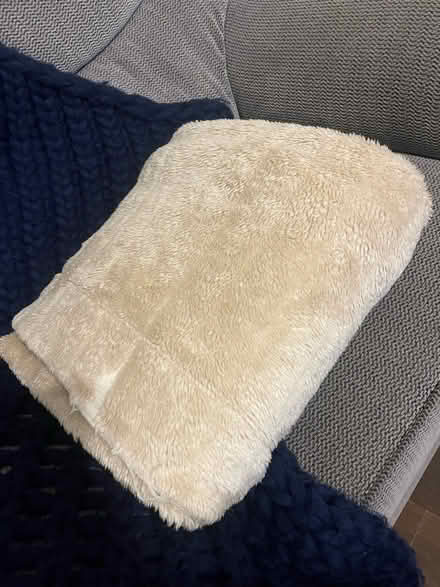 Photo of free Blanket / throw - 145x180cm - cream (L13) #2
