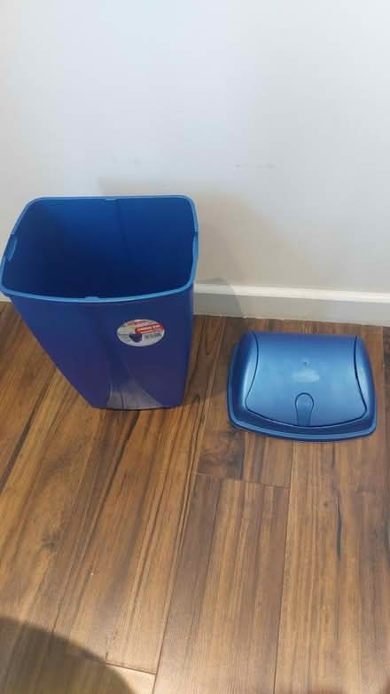 Photo of free Medium size blue bin (Tooting High Street (SW17)) #2